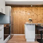 3 Beds - Near Airport - Free Parking - Leilighet