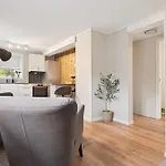 3 Beds - Near Airport - Free Parking - Apartment