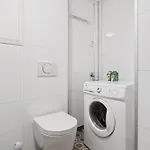 3 Beds - Near Airport - Free Parking - Apartment