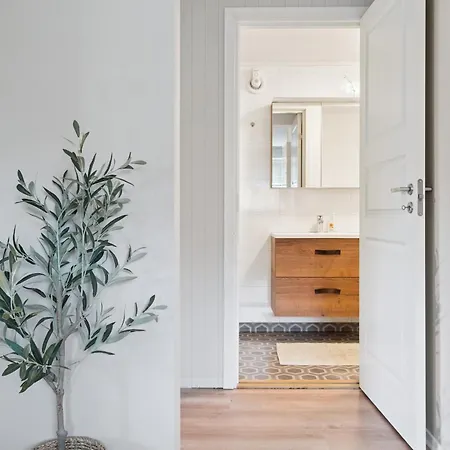 Lägenhet 3 Beds - Near Airport - Free Parking -