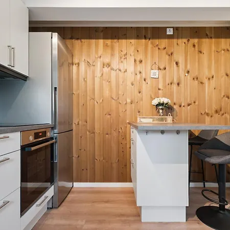 3 Beds - Near Airport - Free Parking - Lägenhet