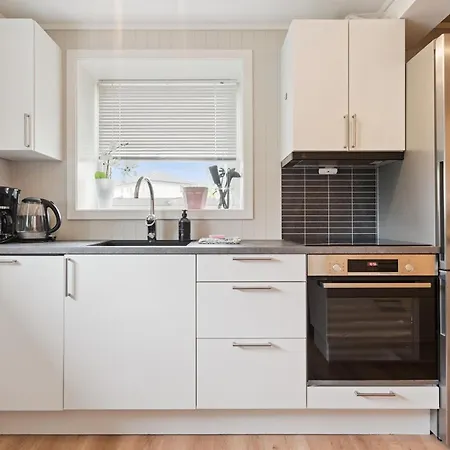 Lägenhet 3 Beds - Near Airport - Free Parking -
