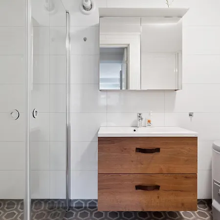 3 Beds - Near Airport - Free Parking -