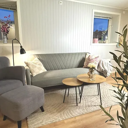 3 Beds - Near Airport - Free Parking -