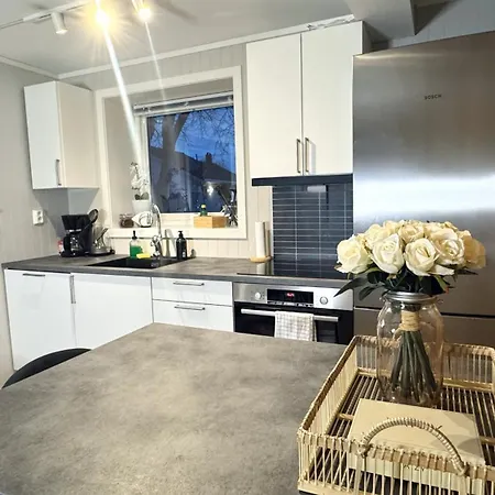 3 Beds - Near Airport - Free Parking - *