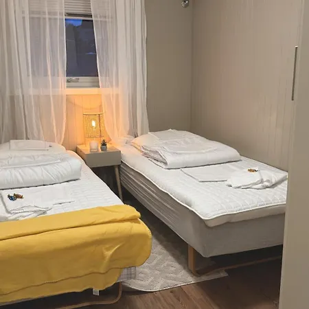 Lägenhet 3 Beds - Near Airport - Free Parking -