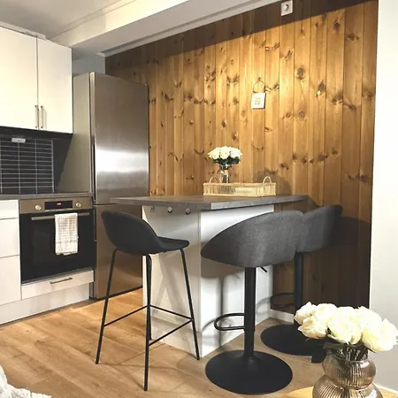 3 Beds - Near Airport - Free Parking - Leilighet *