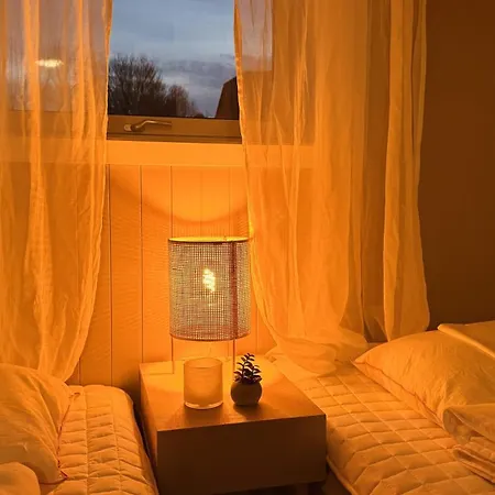 Lägenhet 3 Beds - Near Airport - Free Parking -