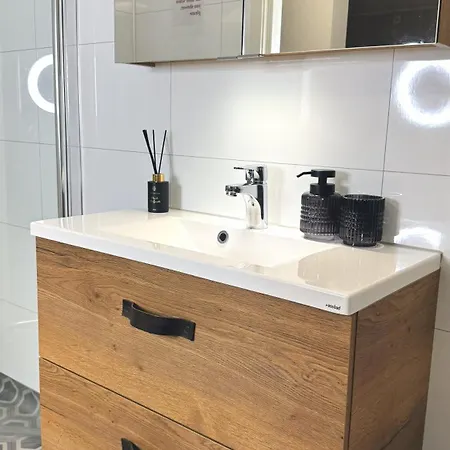 3 Beds - Near Airport - Free Parking - Lägenhet *
