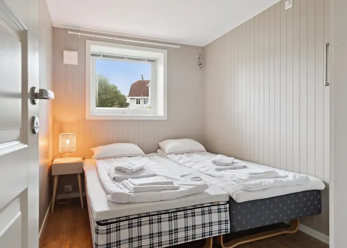 3 Beds - Near Airport - Free Parking - *