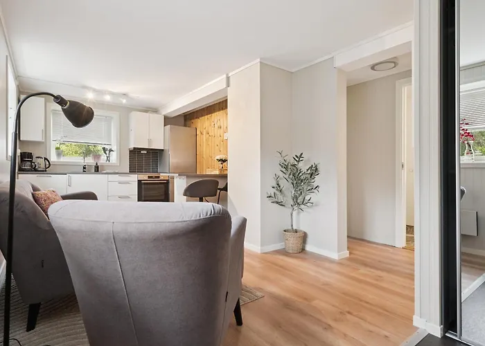 3 Beds - Near Airport - Free Parking - דירה