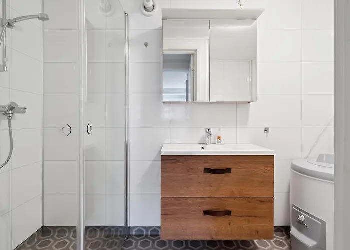 3 Beds - Near Airport - Free Parking -