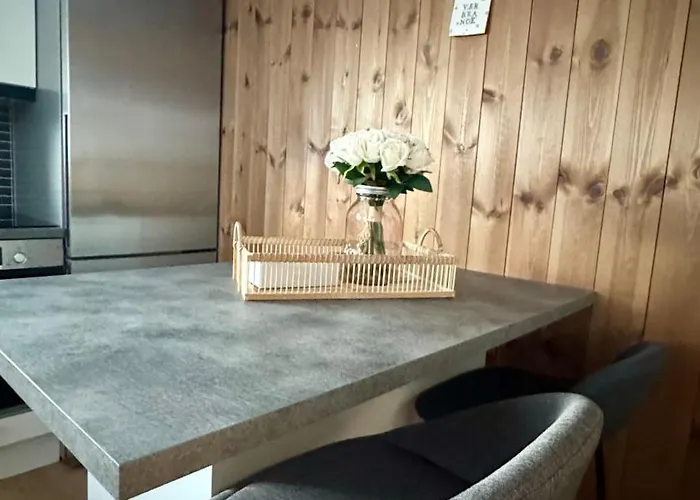 3 Beds - Near Airport - Free Parking - Lägenhet *