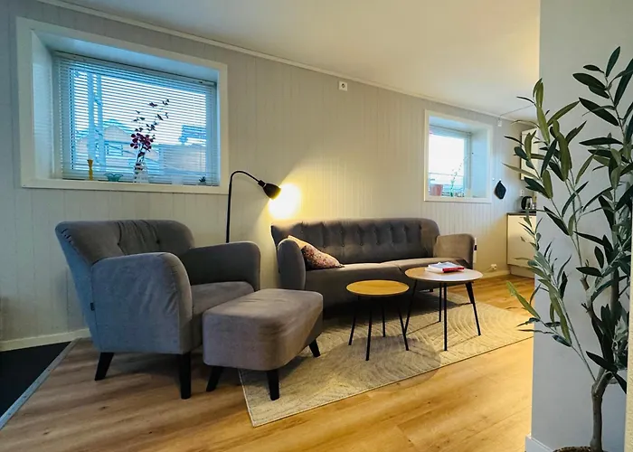 3 Beds - Near Airport - Free Parking -