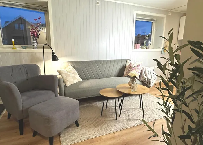 3 Beds - Near Airport - Free Parking -