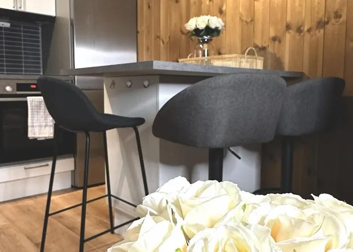 3 Beds - Near Airport - Free Parking - Lägenhet Leknes