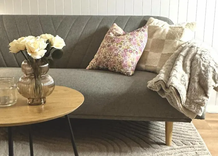 3 Beds - Near Airport - Free Parking - דירה לקנס