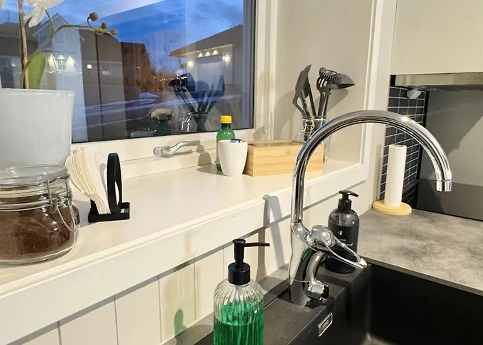 3 Beds - Near Airport - Free Parking - Leilighet *