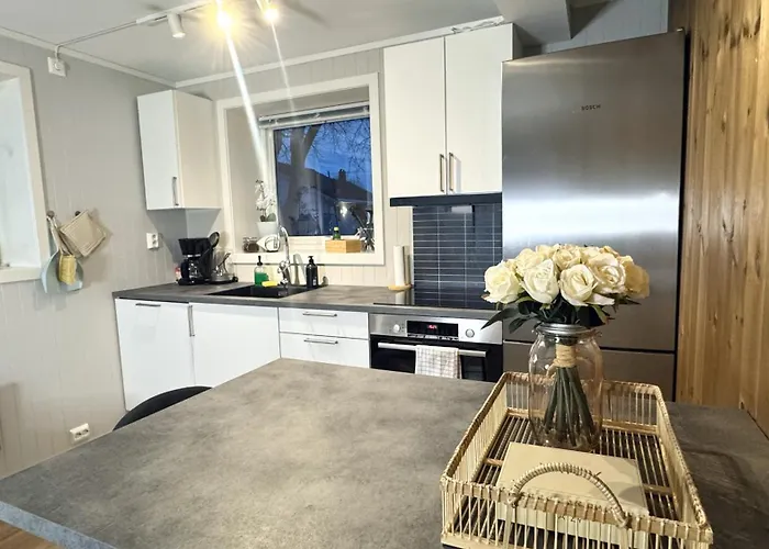 3 Beds - Near Airport - Free Parking - *