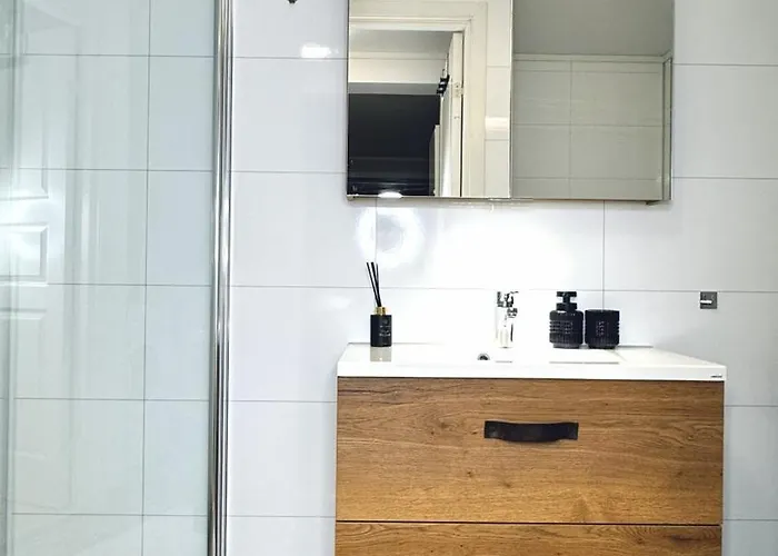 3 Beds - Near Airport - Free Parking - *