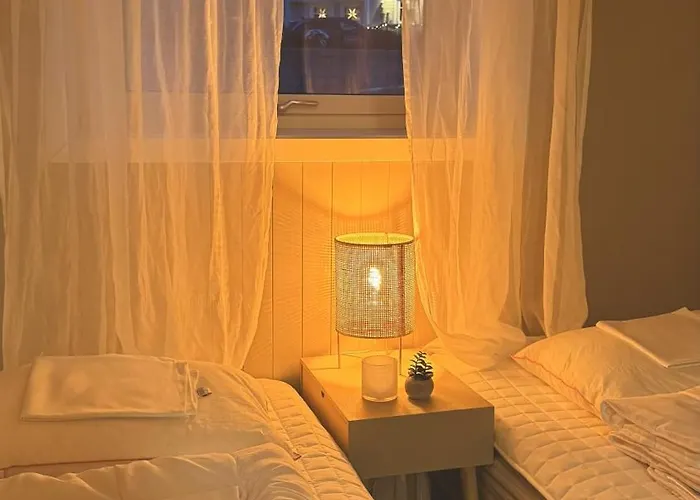 3 Beds - Near Airport - Free Parking - *