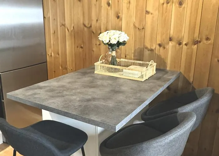 3 Beds - Near Airport - Free Parking - דירה