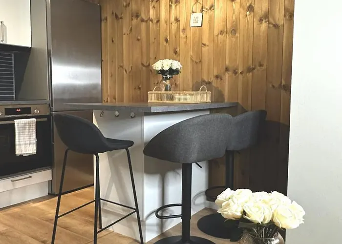 3 Beds - Near Airport - Free Parking - Lägenhet *