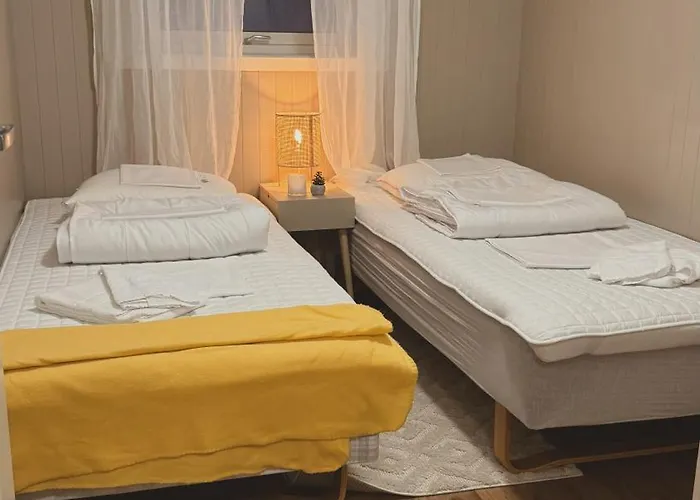 3 Beds - Near Airport - Free Parking - Leilighet *